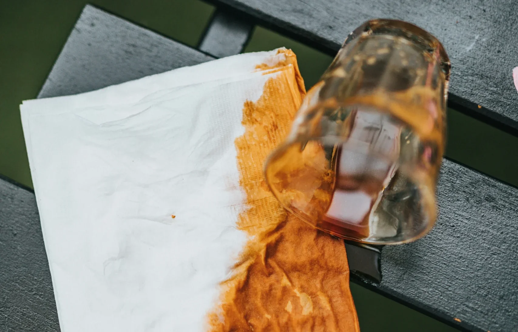 Flecken entfernen: Kaffee, Rotwein und Fett richtig behandeln