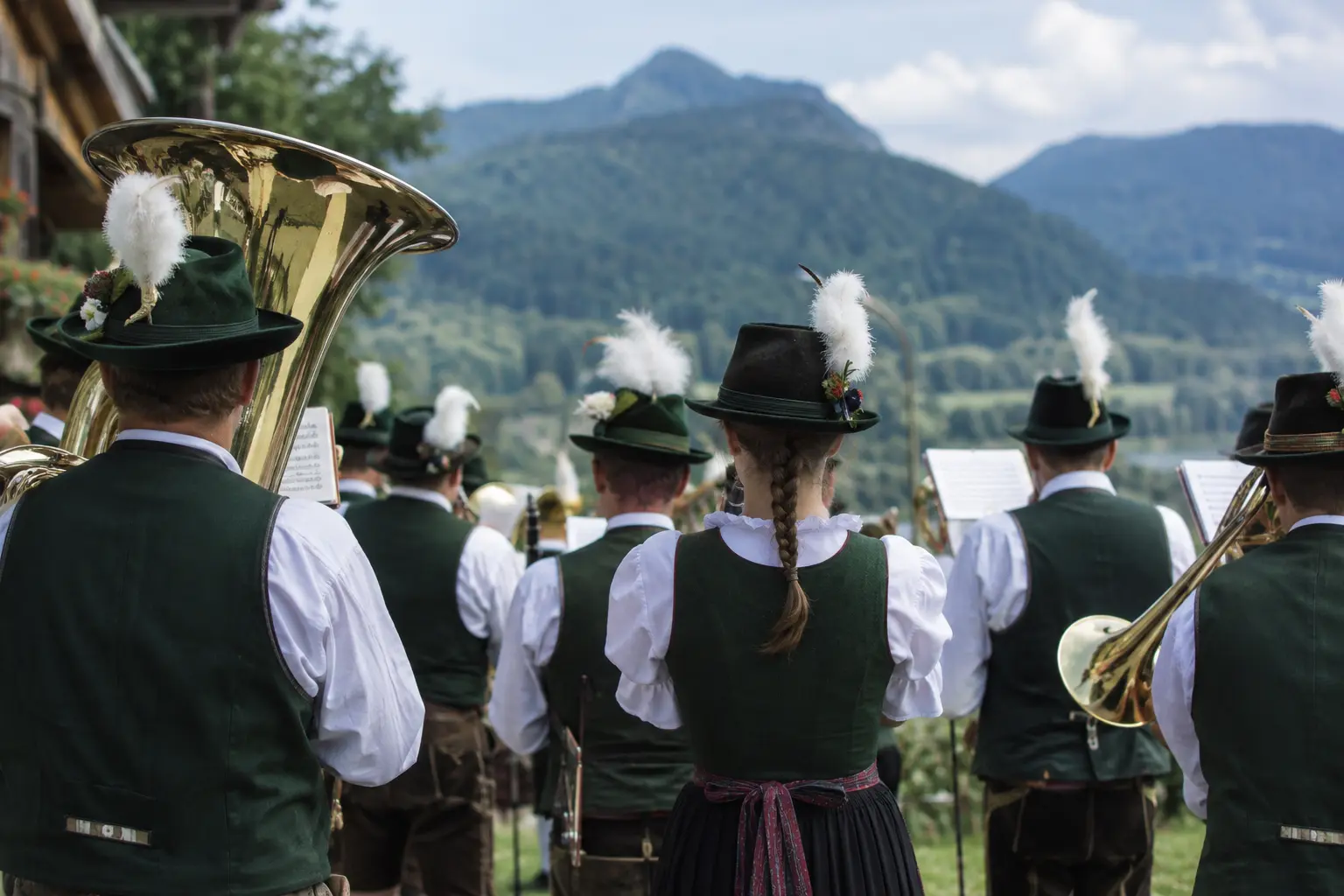 Vereinstrachten und Uniformen professionell reinigen lassen